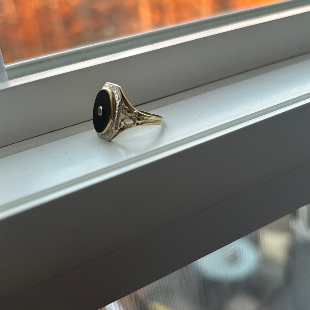 Elegant Yellow and White Gold Onyx Deco Ring - Picture 2 of 4